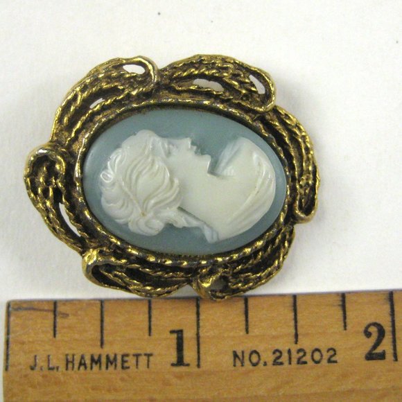 Blue Figurative Plastic Cameo Brooch Pin Goldtone Vintage 1980 1.4 in Pendant - Picture 3 of 4
